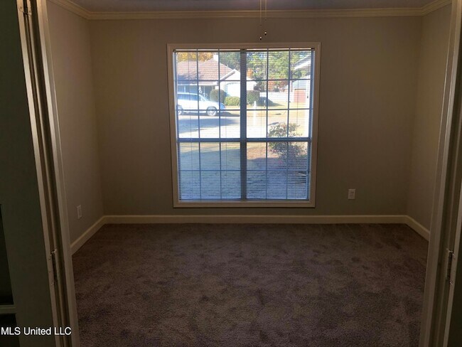 Building Photo - 313 S Place Dr