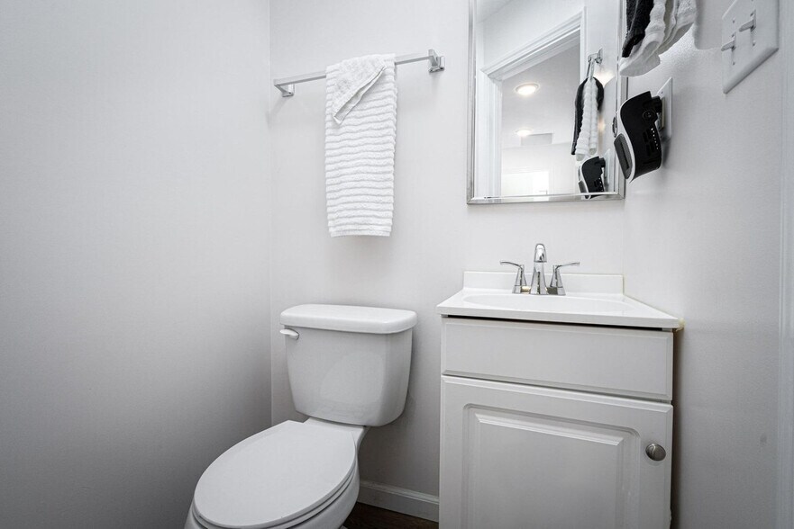 Building Photo - 2549 Columbia Ave