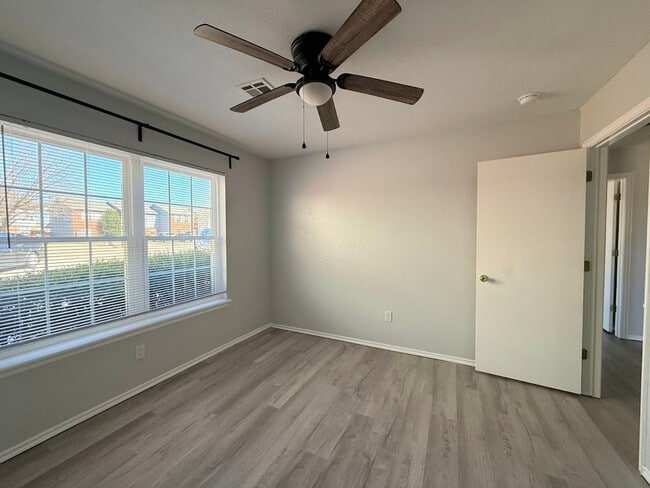 Building Photo - 4 Bedroom - 2 bath duplex located near campus and State Highway 9