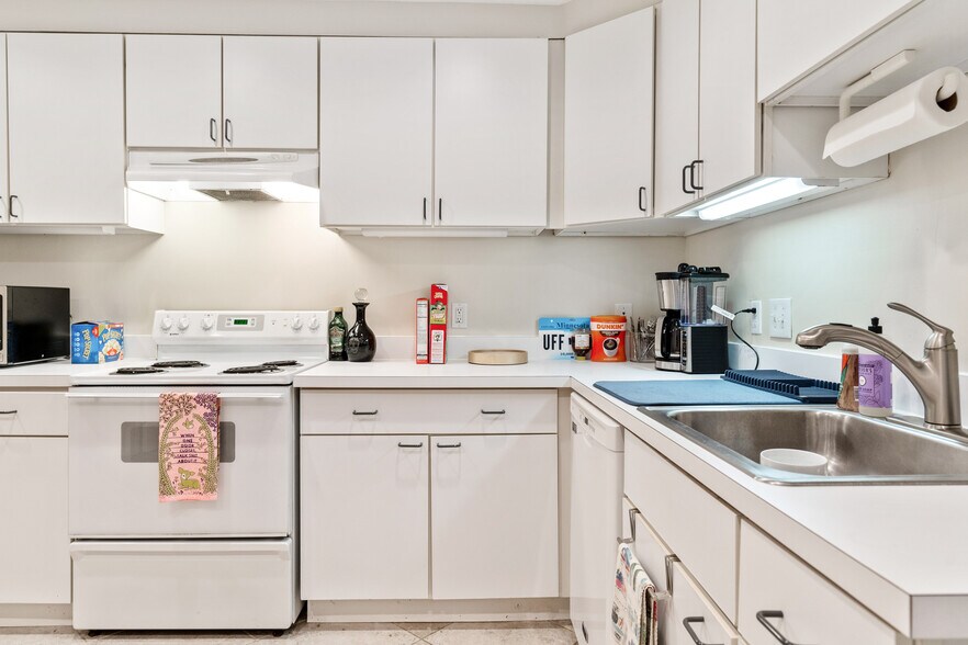 Kitchen - 1304 Belmont St NW