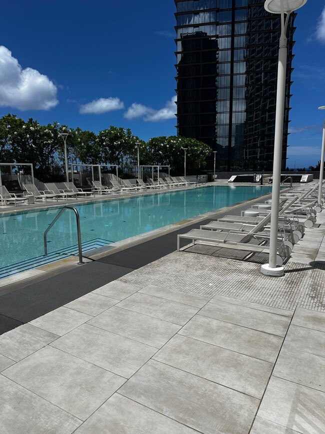 Building Photo - 1000 Auahi St