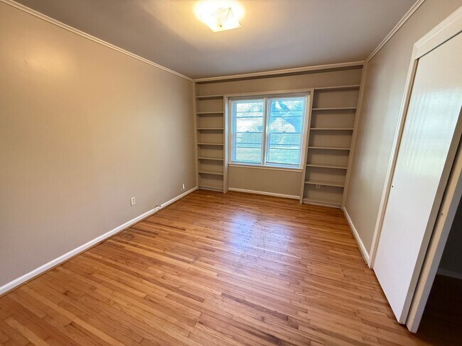 Building Photo - UPGRADED Great Location Large Yard 3 bedroom, FENCED YARD