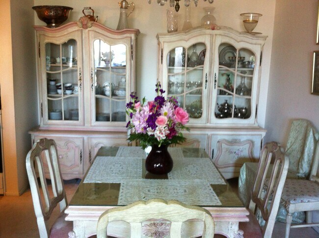 Dining Area - 990 Duncan St