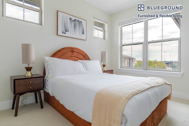 Building Photo - 1501 W Howard Ln