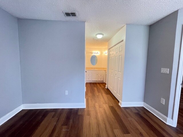 Building Photo - 8832 Coral Palms Ct