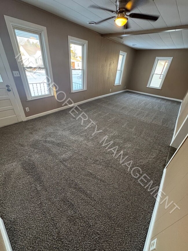 Building Photo - 2 Bedroom Spacious House