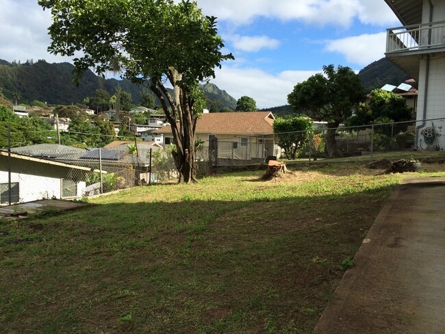 Building Photo - Nuuanu Home - 5 bedrooms, 2 baths House w/carport - Avail 1/5/2026