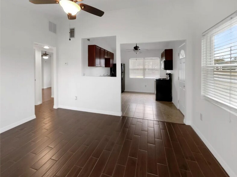 Building Photo - 930 School St