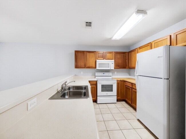 Building Photo - "Spacious 3-Bedroom Townhouse Oasis with 3.5 Baths in Fort Walton Beach – Your Perfect Retreat Aw...