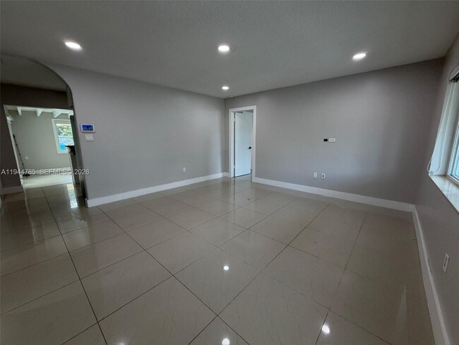 Building Photo - 9920 Jamaica Dr