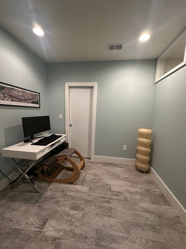 Building Photo - 1 Bedroom, 2 Bath Condo