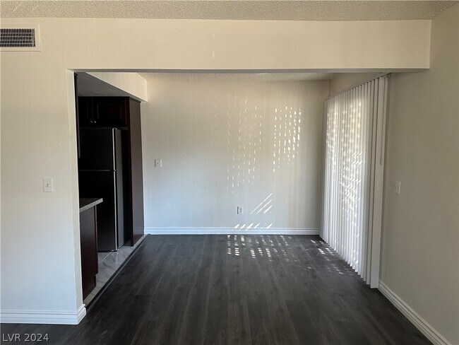 Building Photo - 1121 Willow Tree Dr