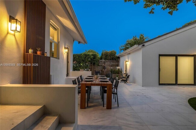 Building Photo - 320 NE 88th St