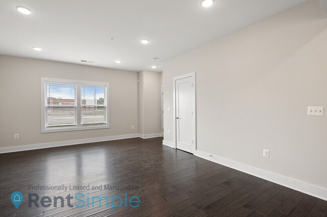 Building Photo - 44798 Tiverton Sq