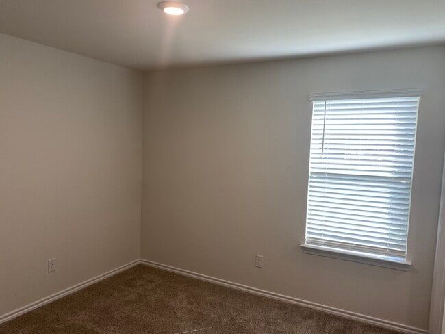 Building Photo - 1008 Hidden Vly Dr