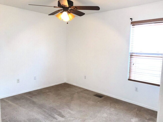 Building Photo - Spacious 4 bedroom Northern Meadows Home with Refriderated Air!