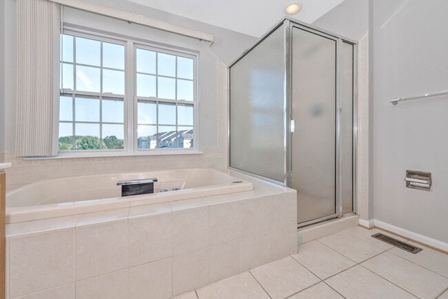Building Photo - Fantastic Townhouse w/ Garage - Quick High...