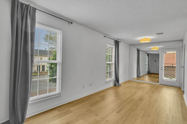 Building Photo - Spotless home in the most convenient locat...