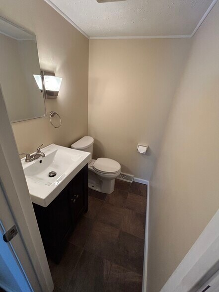 Half bath - 4447 Timberdale Dr