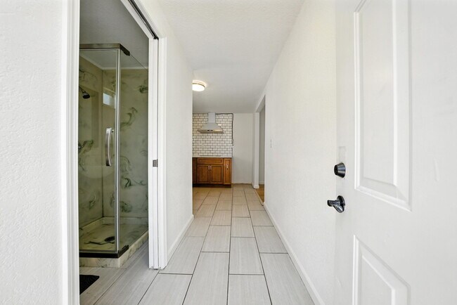 Building Photo - 5530 Laverne Ave