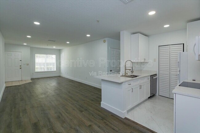 Building Photo - 4352 S Kirkman Rd
