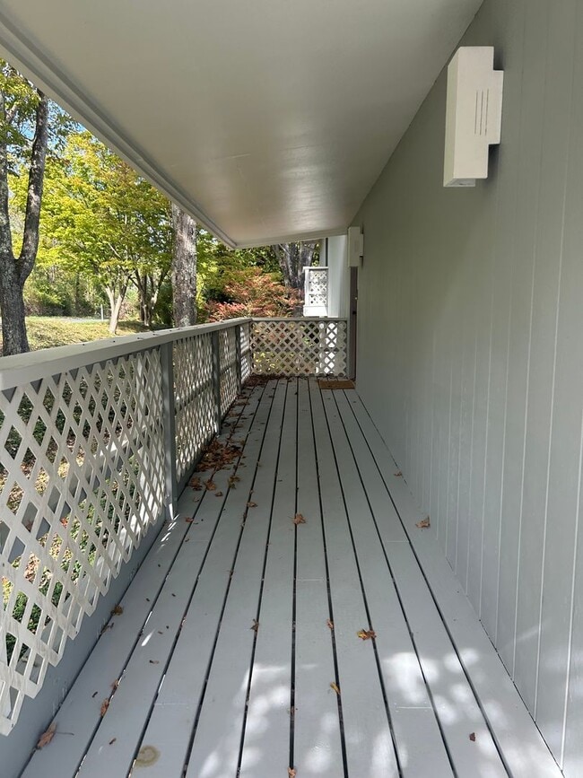 Building Photo - 3 bed, 2 1/2 bath house