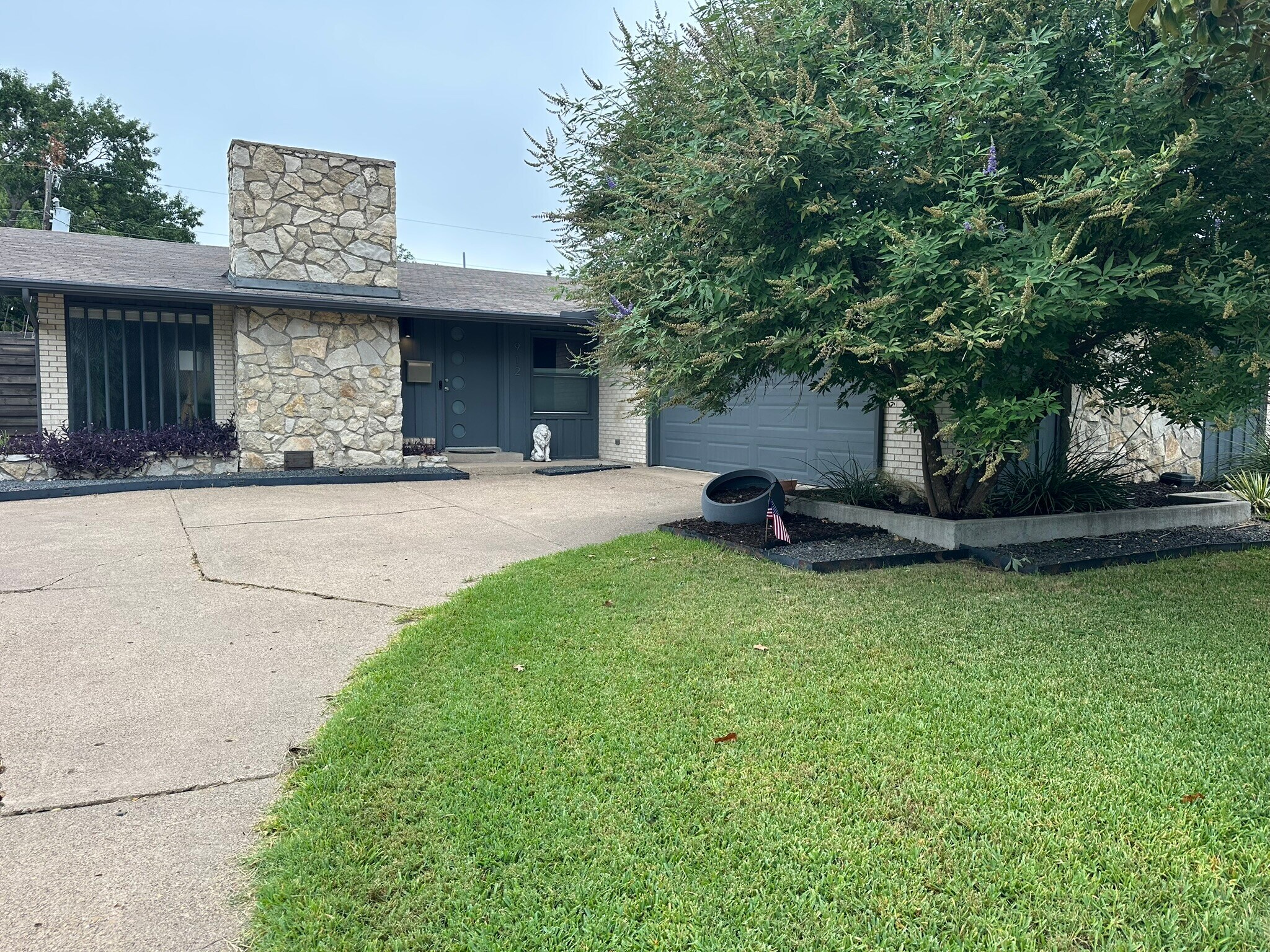 Building Photo - 912 Forreston Dr