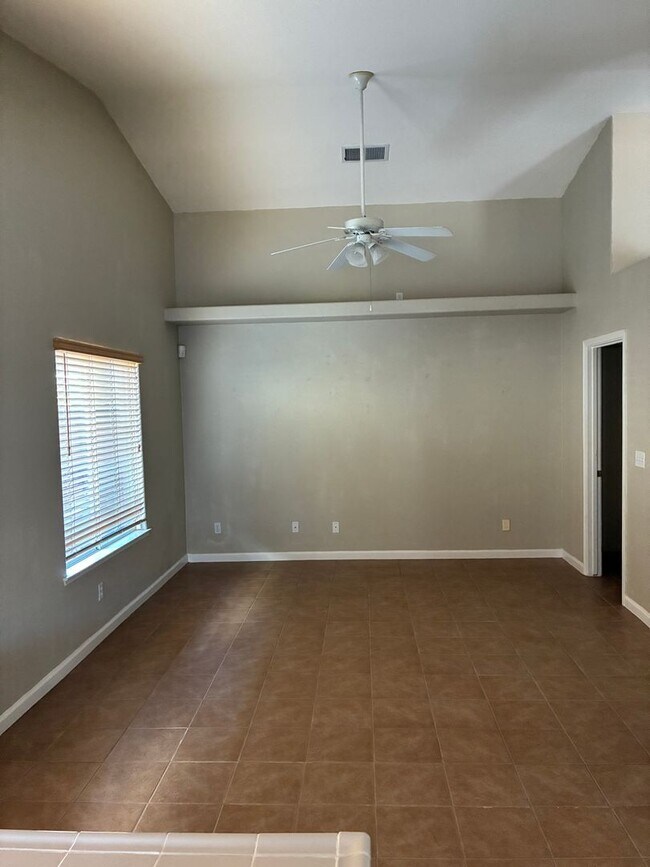 Building Photo - 3 Bedroom 2 Bath Home