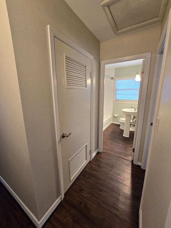 Building Photo - Newly remodeled 3 bed/1 bath home with a 1...