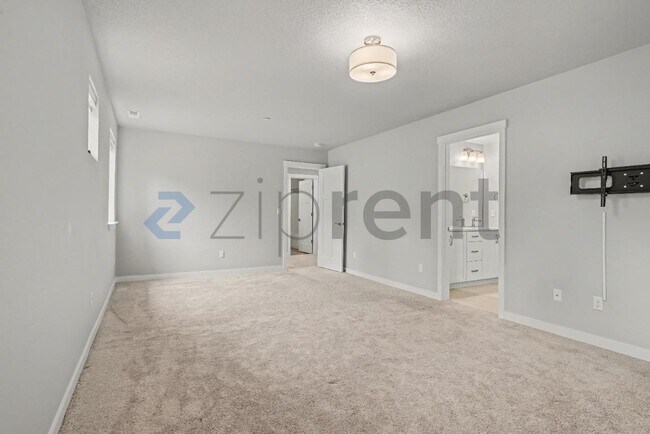 Building Photo - 8565 SW 176th Ave