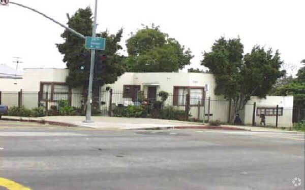 Building Photo - Dakota