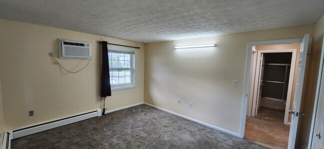 Building Photo - 1178 Middle Turnpike W