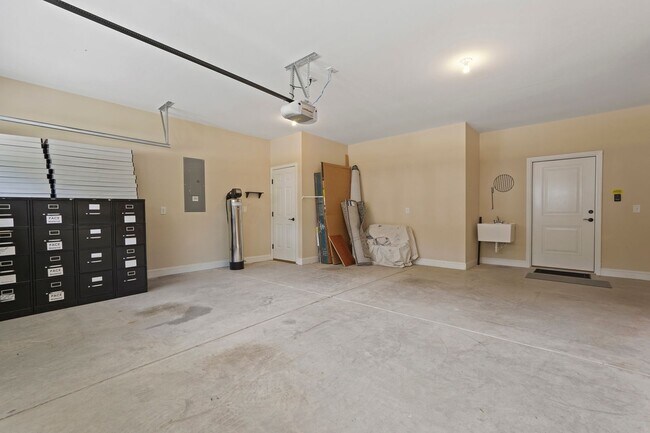 Building Photo - 10 Chicory Ct