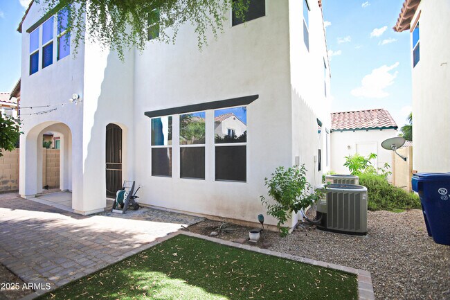Building Photo - 1090 W Caroline Ln
