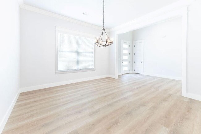 Building Photo - 5 bedroom CUSTOM BUILT home in Elm Springs MUST SEE