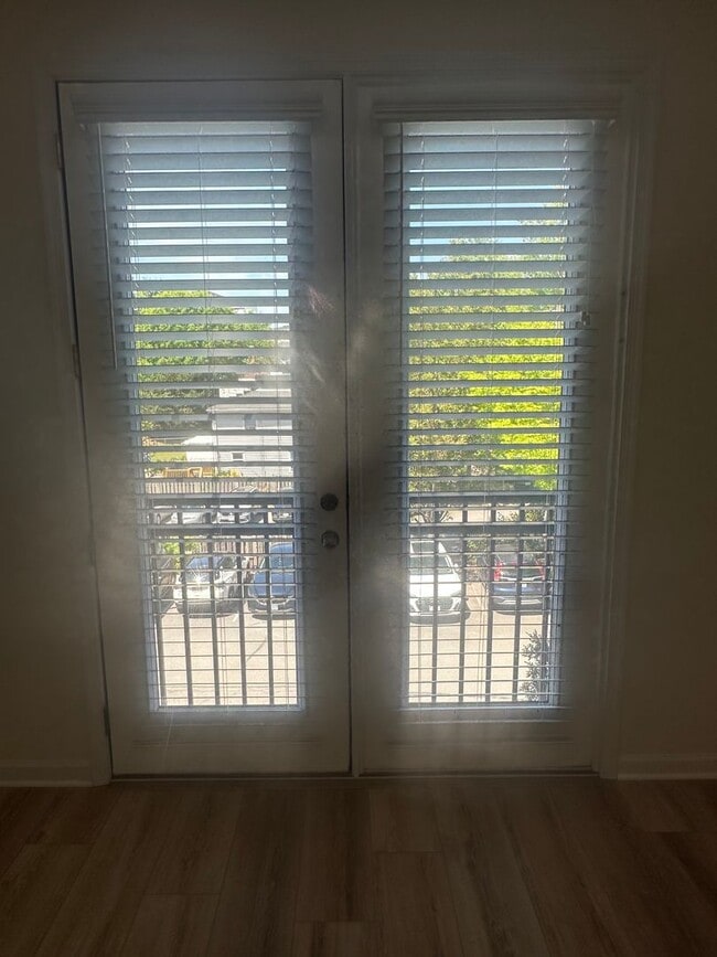 Building Photo - Fabulous 1BR condo in popular Walker Square