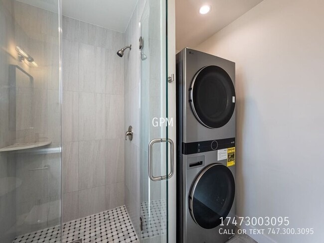 Building Photo - 11022 1/2 Penrose St-