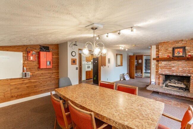 Building Photo - 10623 E Montgomery Ave