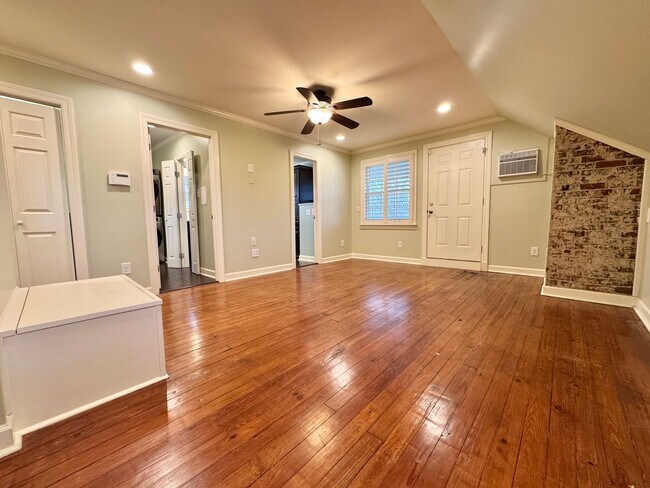 Building Photo - 5 Bedroom Home Between 12 South and Oak Hill