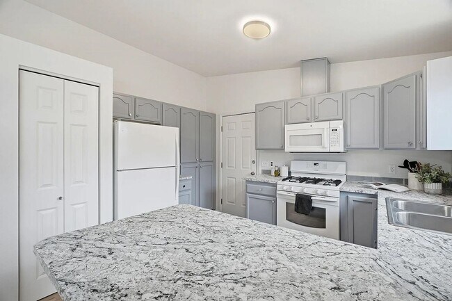 Building Photo - Spacious 4-Bed / 3-Bath South Hill Home — Views, Central A/C, Attached Garage