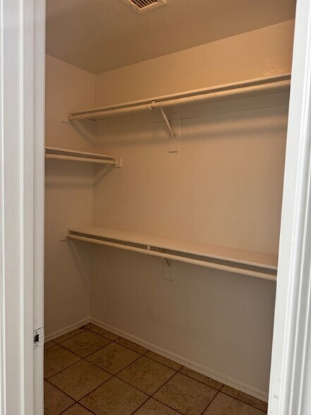 Building Photo - 922 E Gary Ln