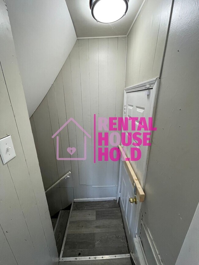 Building Photo - ~3 BEDROOM | 1 BATH | FREE PRE SCREEN