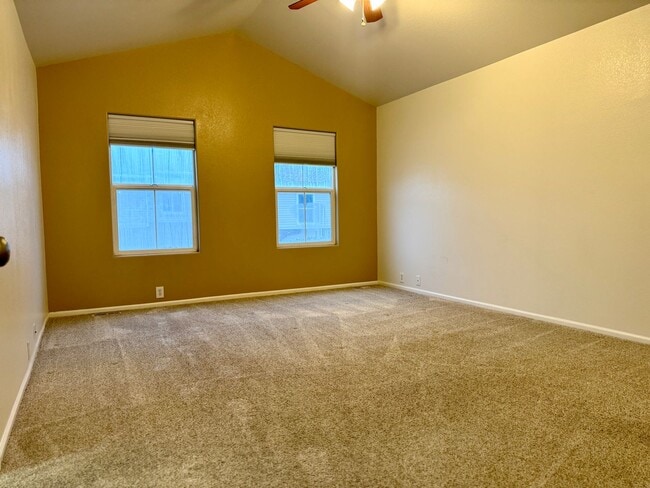 Building Photo - Beautifully Adorable Townhome!