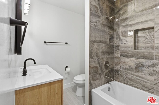 Building Photo - 614 6th Ave