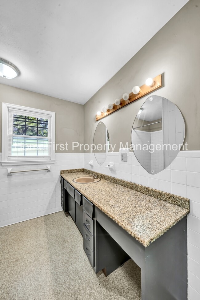 Building Photo - 105 Meadowlark Dr