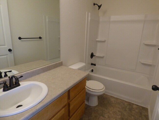 Building Photo - Spacious 3 Bedroom, 2.5 Bathroom Home in Berthoud- Easy Commuting!