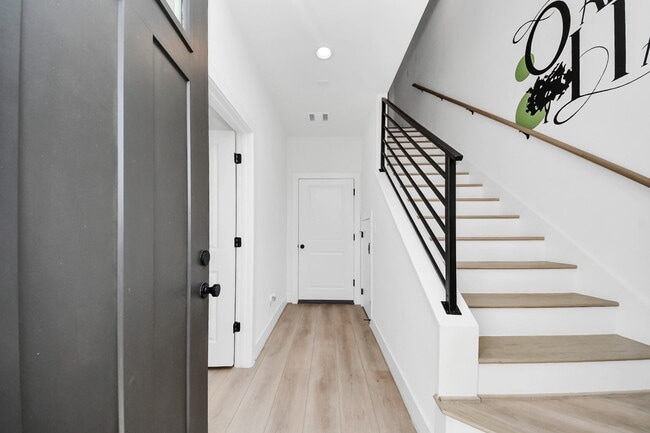 Building Photo - 2524 Live Oak St