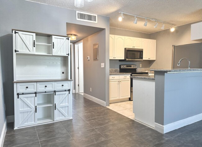 Building Photo - 1625 Meadows Cir