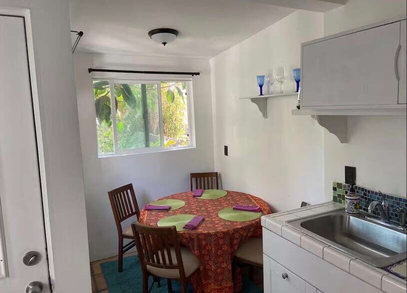 kitchen dining table - 2484 Lillie Ave