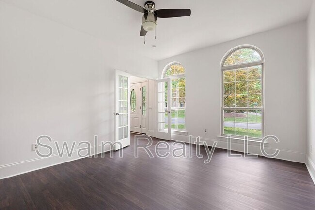 Building Photo - 240 Timber Knoll Dr